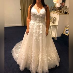 Wedding dress! - Never worn, great condition!